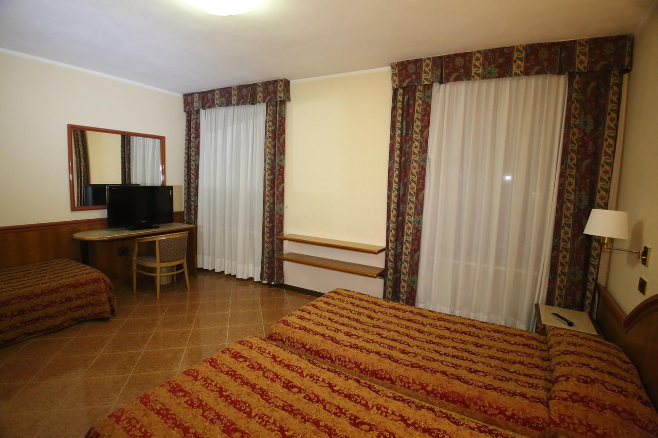 Hotel Paris Castel Goffredo Bagian luar foto