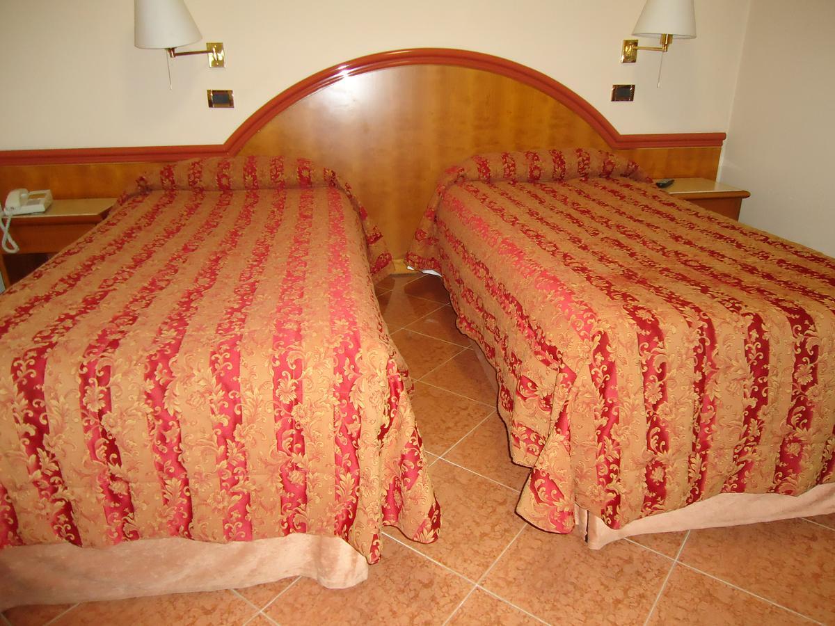 Hotel Paris Castel Goffredo Bagian luar foto