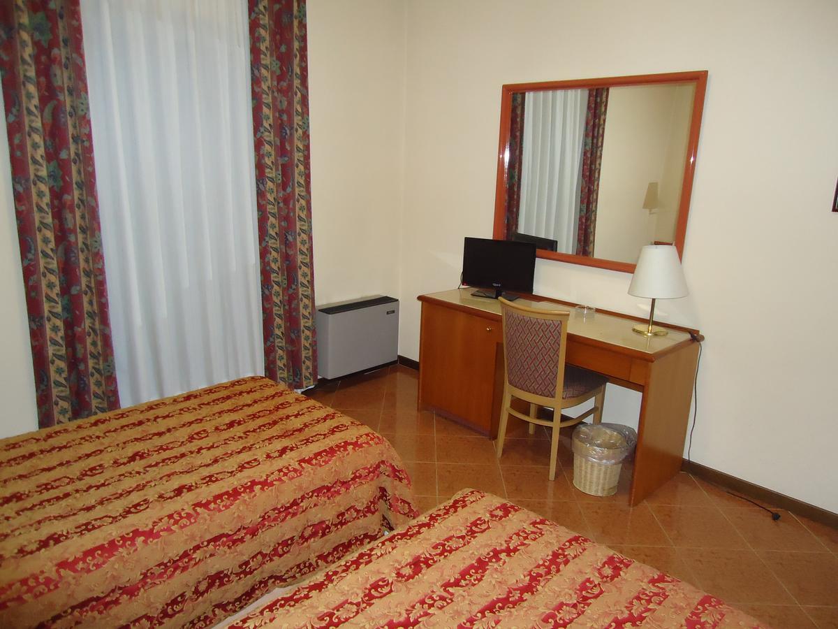 Hotel Paris Castel Goffredo Bagian luar foto